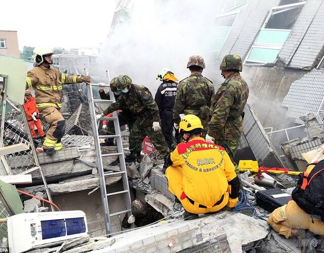 台湾地震:民众被困楼中画面