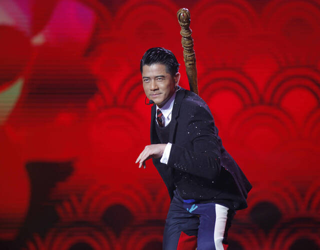 牛群复出泪洒江苏春晚 郭富城潘长江耍棍争当"猴王"