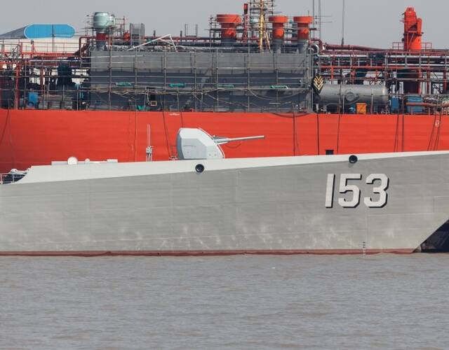 船厂里停靠的052c型驱逐舰153号西安舰.
