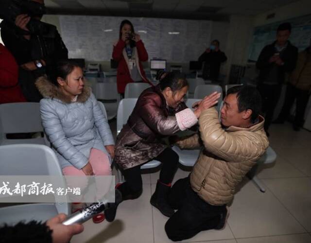 输光儿子救命钱的他 医院下跪认错