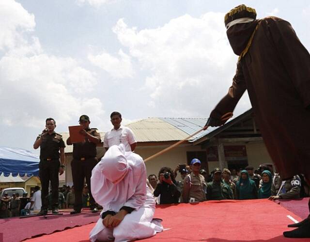 3月1日报道,因违反伊斯兰教法,印尼亚齐省18人1日公开被鞭刑,这18个人