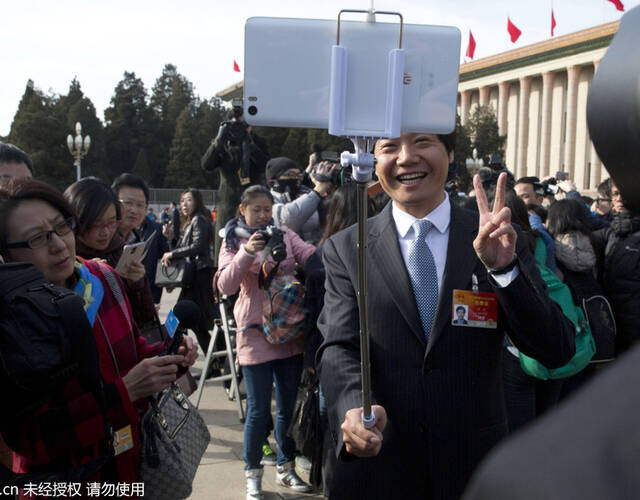 去年两会,小米ceo雷军上会自带"自拍神器"用小米手机拍照,比v字手势