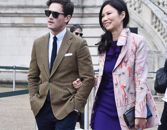 邓文迪挽帅哥现身巴黎 前夫默多克2日前四婚