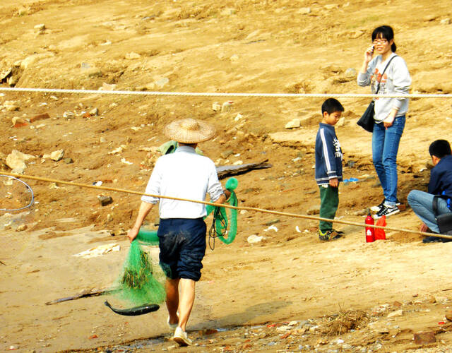 2016年3月6日,广西梧州市,西江岸边,每逢中国农历初一,十五或者星期六
