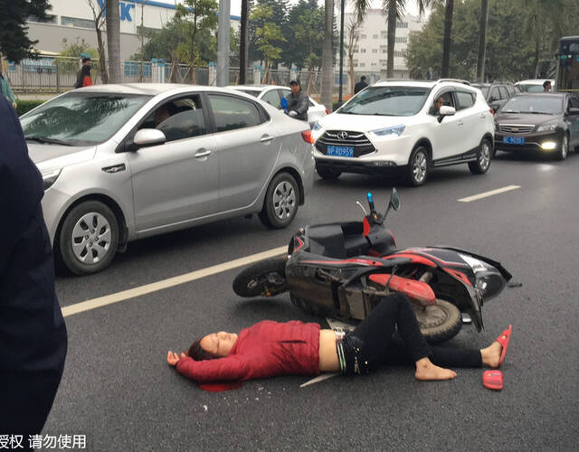 目前,女子是自己摔倒还是被撞,有待于交警部门做进一步调查.