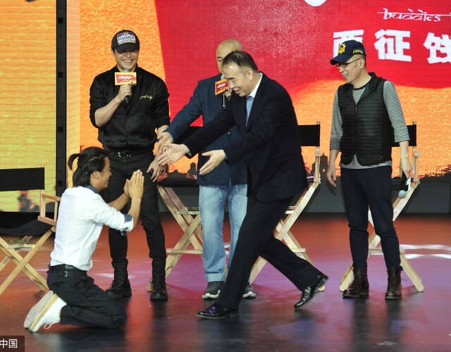 陈凯歌扶起王宝强.