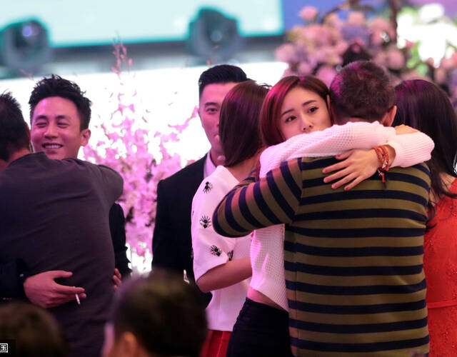 郑钧老婆喝醉了后 与男友人又搂又抱