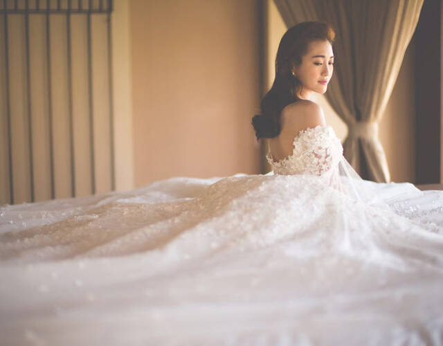 包文婧披婚纱难掩幸福.