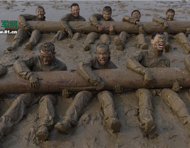 当天,特战队员在泥潭中进行极限体能,擒拿格斗等10多个课目的训练