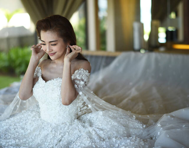 新娘包文婧甜美可人.