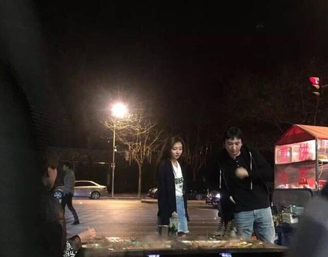 王思聪回四川扫墓 新女伴曾是艺考十大美女