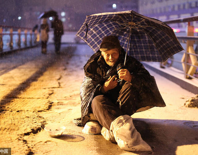 2013年01月03日,杭州文一西路物美天桥,两位乞讨者正在雪中乞讨.