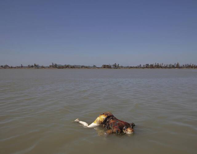 出事的偷渡船当时已被船员遗弃,船上数百人陷入孤立无援的困境,最终因