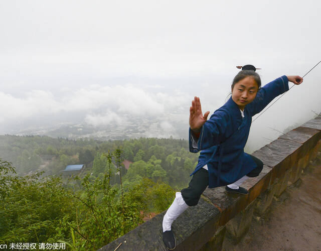 90后大学生成全真派女道长 爱看新闻联播