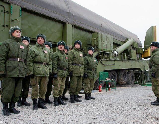 近日,俄罗斯战略火箭军为导弹发射井装填"白杨m"洲际战略导弹.