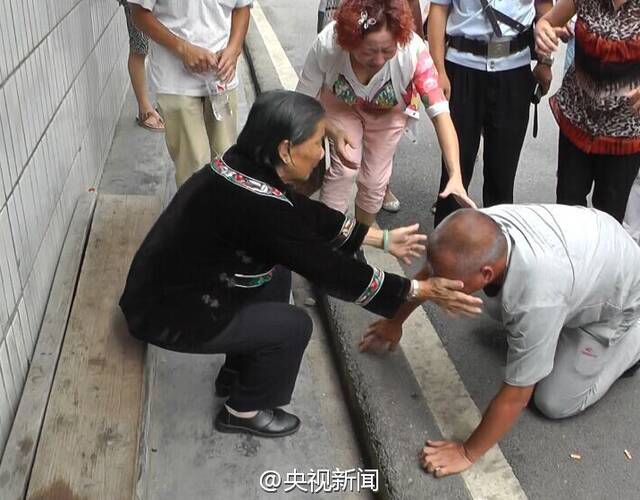 "死刑犯"坐牢20年无罪释放后 向母亲下跪