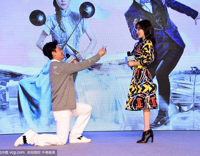 贾乃亮在现场单膝跪下,重现求婚场景.