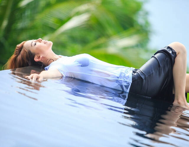 辣妈黄小蕾曝泳池湿身写真 性感火辣