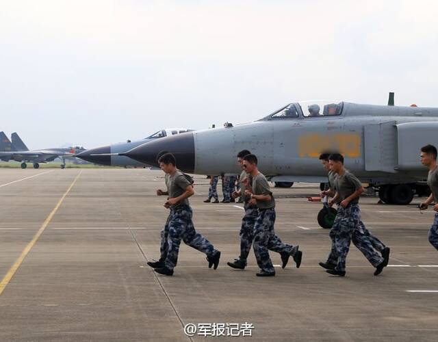 9月17日,粤西某机场,广空航空兵某师两型战机依次滑向起飞线,连续多