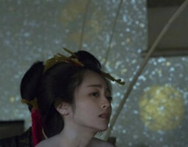 日本女星安达佑实13岁时主演日剧《无家可归的小孩》,模样清纯可爱,入