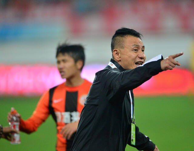 宫磊与恒大教练组爆冲突 冲入球场大骂 推搡