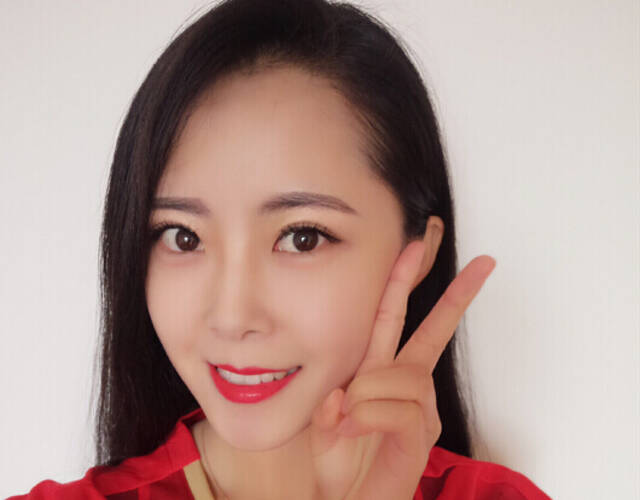 近日,恒大国脚邹正的女友在社交媒体上晒出一组美照,照片上的她化身