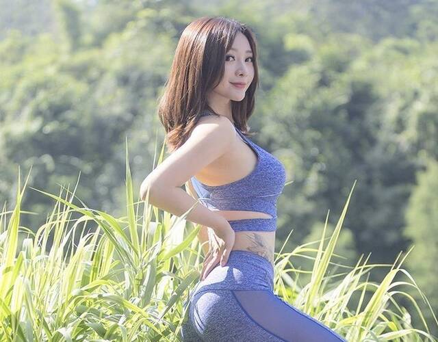 柳岩晒健身照 紧身衣大秀火辣身材