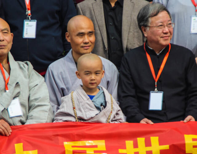 第二届中韩南泉禅学研讨会开幕式后合影,萌萌的小和尚成了镜头追逐的"