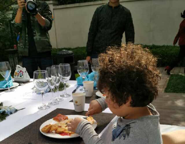 邹市明大儿子轩轩在享受美食.