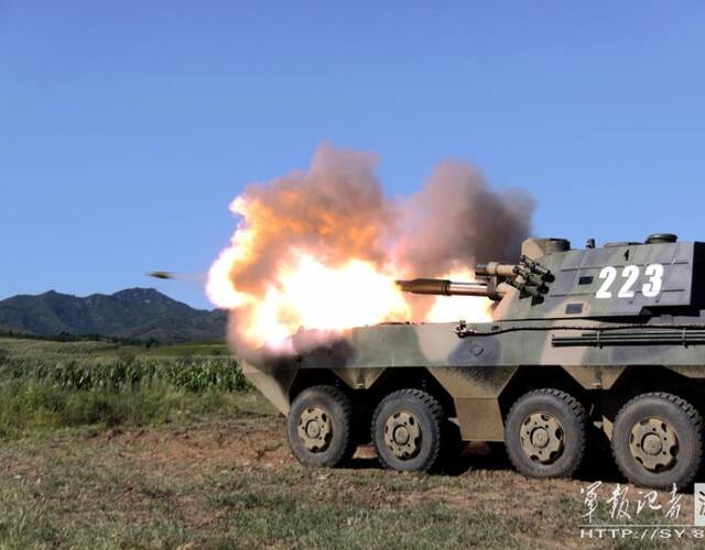 解放军最新10式榴弹炮火力凶悍 装填系统罕见曝光
