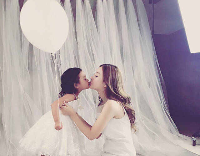 李小璐和女儿对嘴玩亲亲,画面温馨.