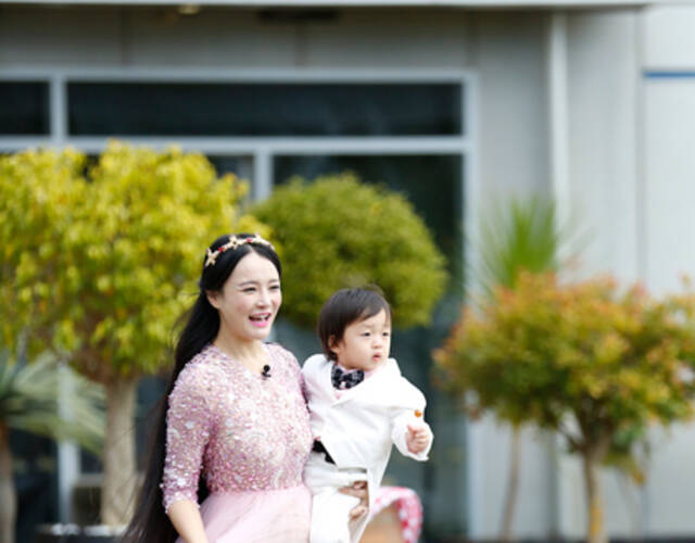 轩轩妈妈冉莹颖粉色礼服惊艳全场,精致仙气美丽四射.