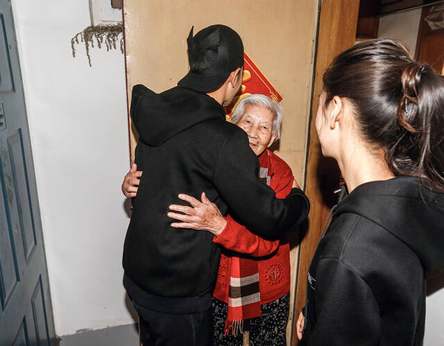 黄晓明和陆奶奶亲密拥抱好似家人.