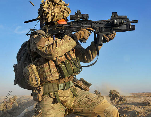 士长威廉·莫特(william mott)在全国纪念活动中指点一名皇家海军士兵