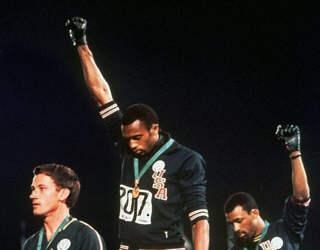 運動員tommie smith 和 john carlos ,於 1968 墨西哥奧林匹克運動會