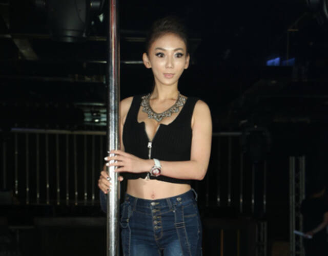“援交女王”刘乔安穿低胸装现身 拍MV进娱乐圈