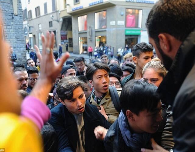 法国人彻夜排队疯狂抢购画面