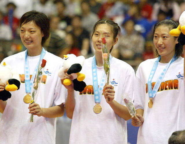 2002年 釜山亚运冠军领奖台上
