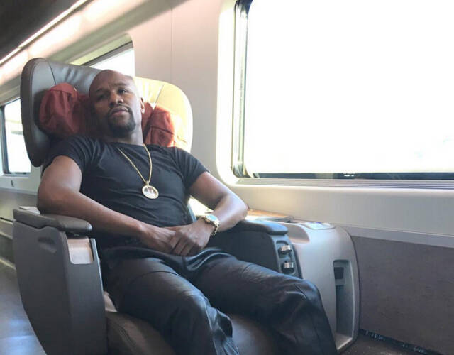 梅威瑟在自己的专机上悠然自在.