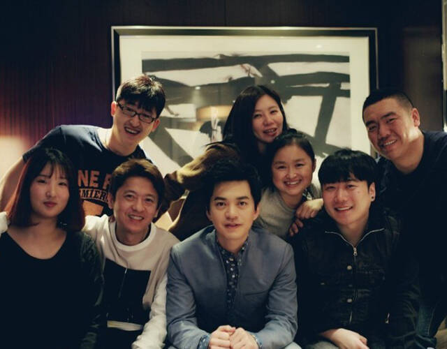 群星晒照迎新年 黄海波感恩当爸爸