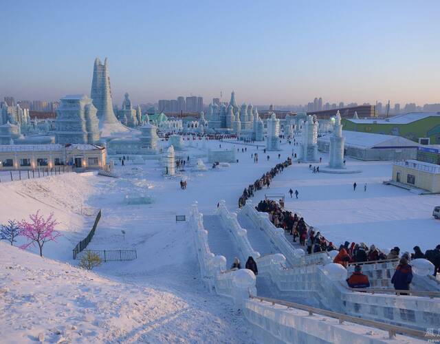 今年的哈尔滨冰雪大世界画面