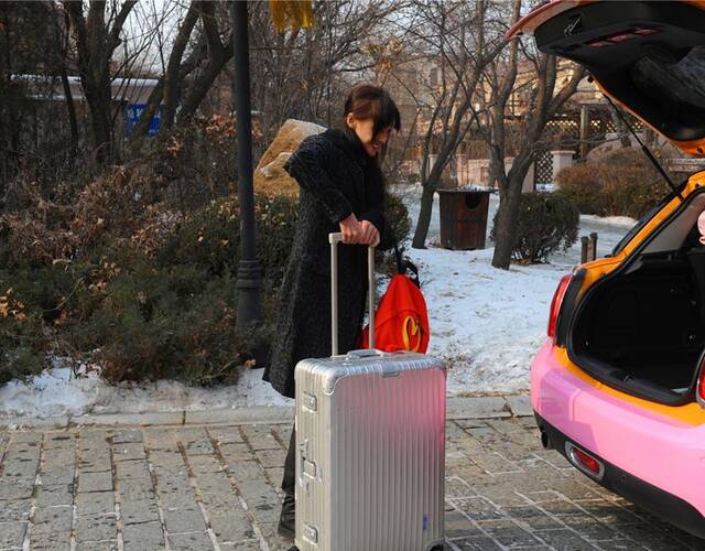 《旋风孝子》郑爽与父亲回老家座驾抢眼