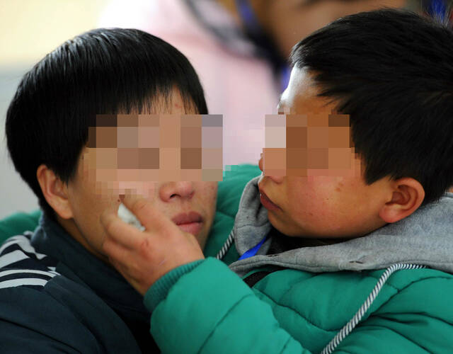 狱中相见,母亲抱着儿子亲个不停