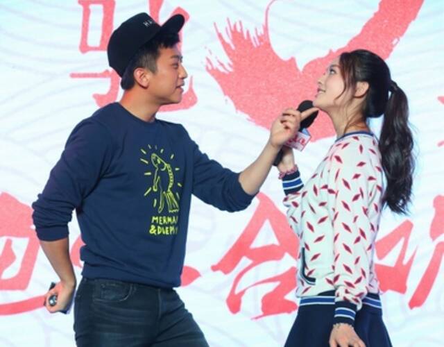 邓超与林允在现场互动.