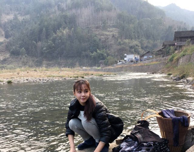 沈梦辰返乡下老家过春节 河边浣衣田间摘菜