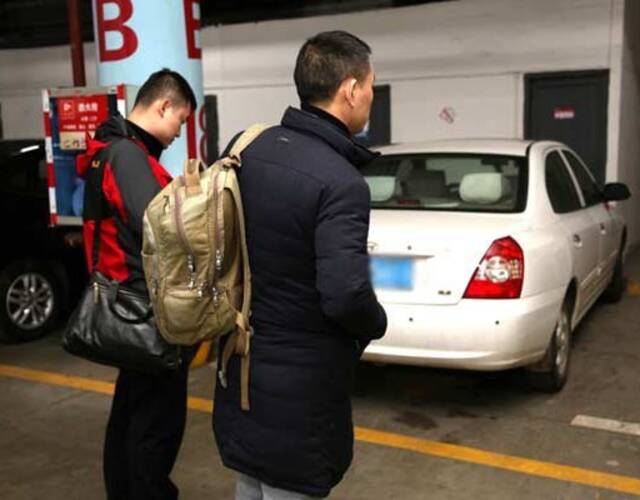 跟着纪委暗访:出发前拆密封信