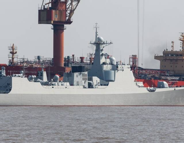 153西安舰于2015年2月入列东海舰队,其为中国海军6艘052c型防空驱逐舰