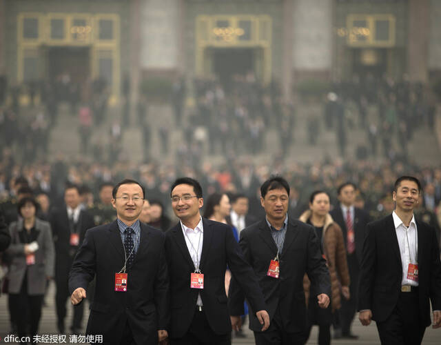 政协会议后 委员离场一幕