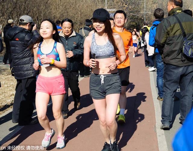 当日,"光猪跑"参赛者身着泳衣,短裤等开跑,倡导亲近自然的健康生活