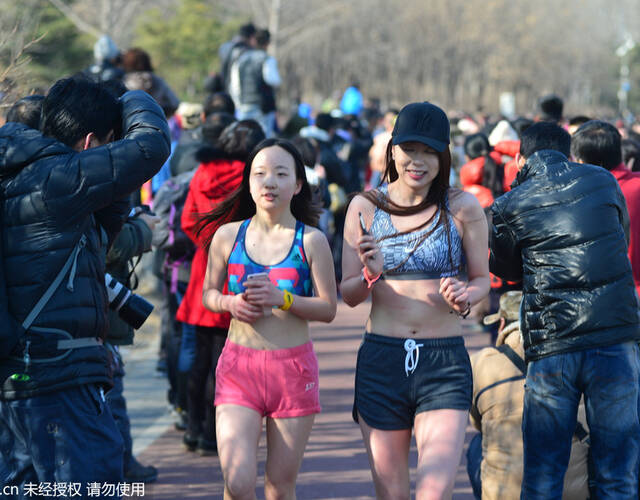 真的脱光了!北京奥森光猪跑 比基尼美女抢镜